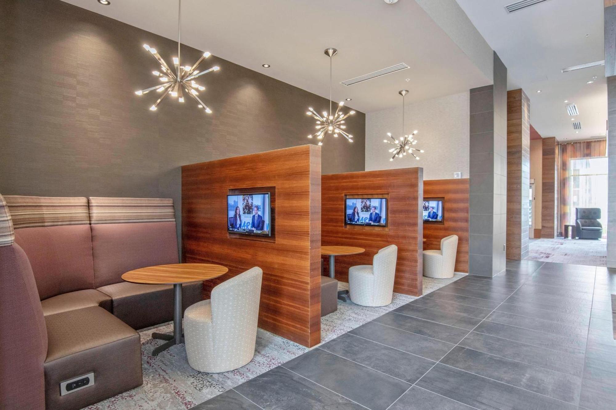 Courtyard By Marriott Raleigh Cary/Parkside Town Commons Hotel Exterior foto